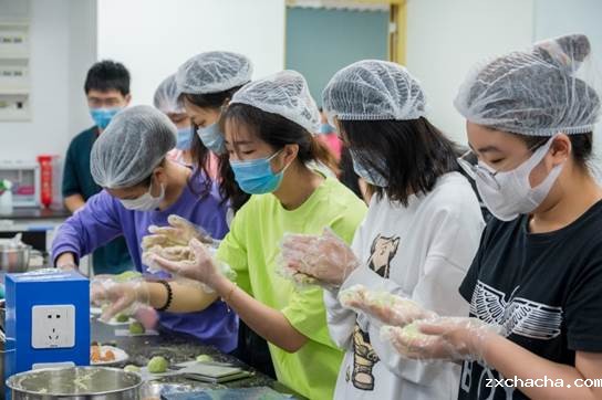 图片包含 人, 食物, 人们, 女人描述已自动生成